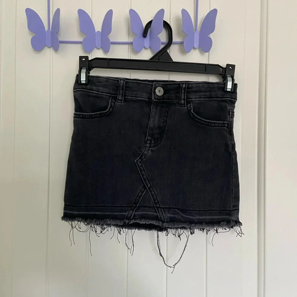 EUC |‎ Oshkosh B’gosh girl’s black denim distressed hem miniskirt — size 5/5A